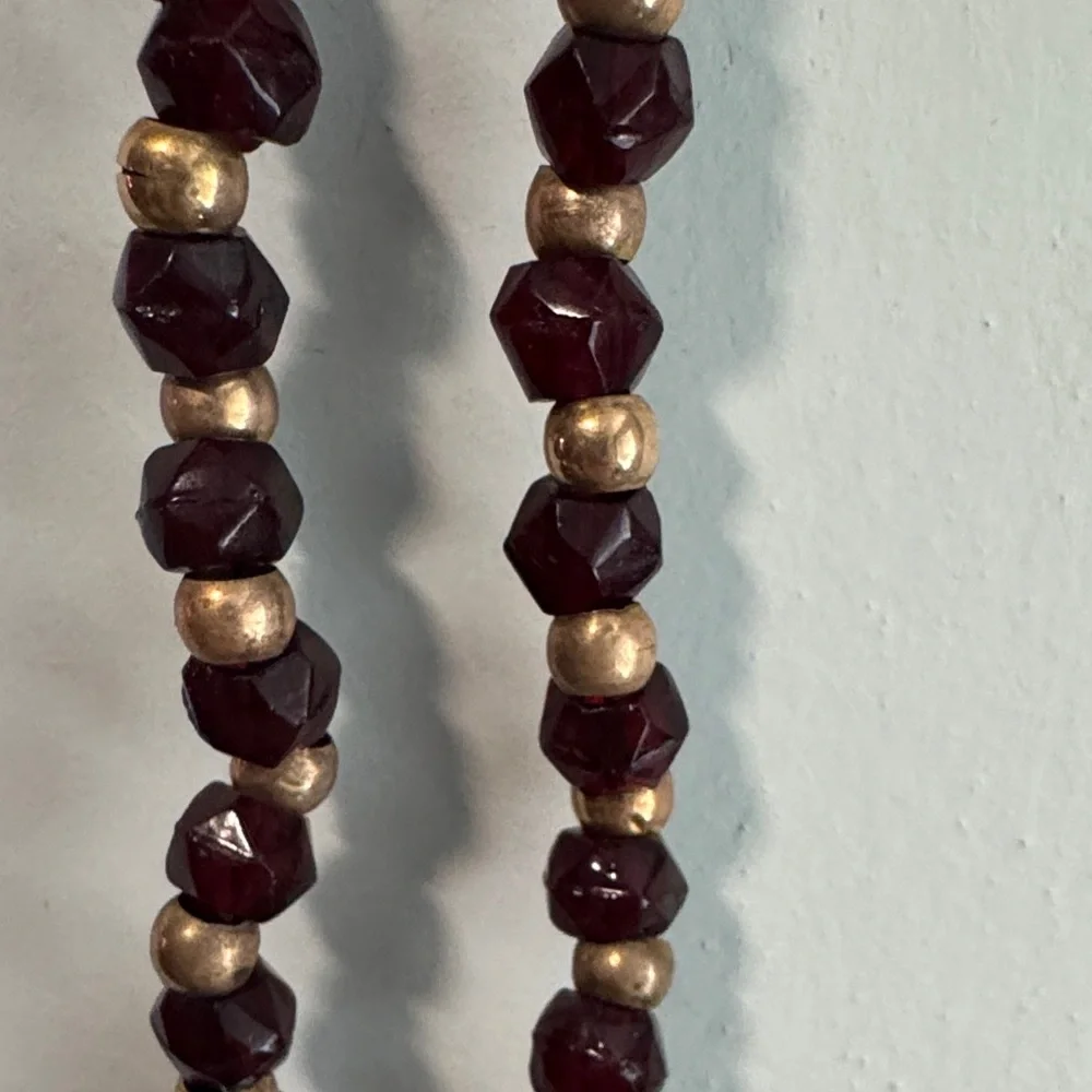 Vintage Beaded Necklace in Deep Red and Gold Toned Beads - Picture 4 of 8